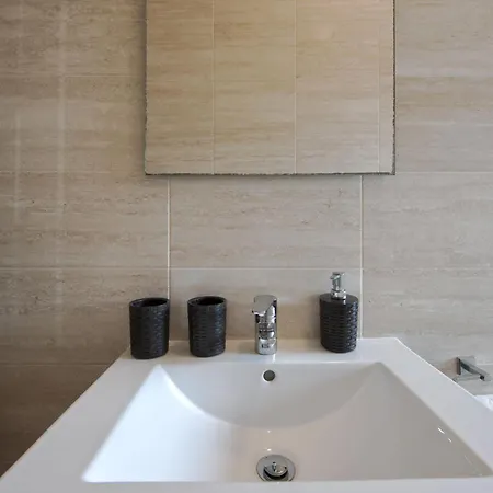 בית הארחה Gaspar House 4*